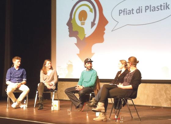 Mit über 80 Teilnehmer ein erfolgreiches Zukunftsgespräch »Pfiat di Plastik« im Kulturzentrum Trudering.	Foto: VA