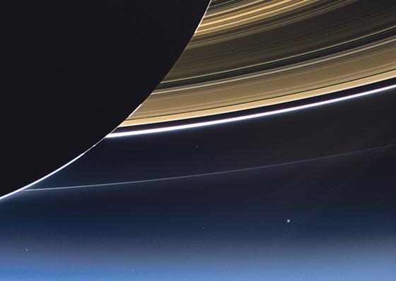 Aufnahme der Saturnringe durch die Raumsonde Cassini im Juli 2013. Im Hintergrund ist rechts unter den Ringen die Erde als leuchtender Punkt zu erkennen.	Foto: Gemeinfrei