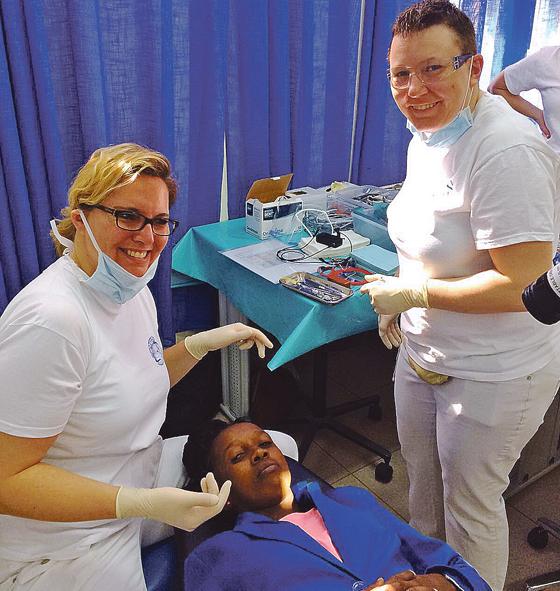 Die beiden Unterschleißheimer Zahnmedizinerinnen Dr. Tina Killian (li.) und Hanne Kälbli möchten den Kapverdern ihr schönes Lächeln zurückgeben.	Foto: privat
