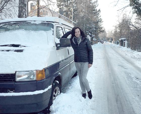 Autorin Stefanie Gregg vor einem »Bulli«  ein VW-Bus spielt eine wichtige Rolle in ihrem neuen Roman.	Foto: privat