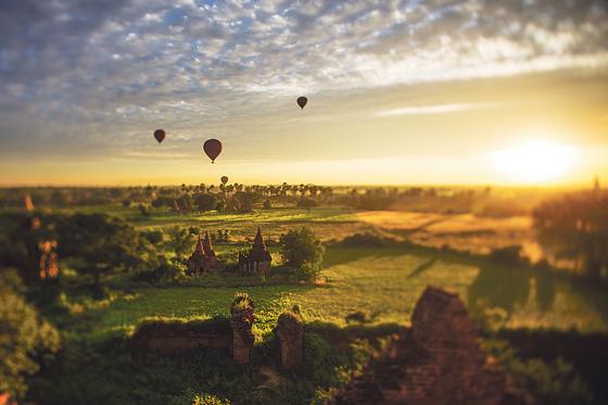 Ein Anblick für die Götter. Lutz Neumann reiste mit einen Ballon bei Sonnenaufgang zu den heiligen Stätten des Landes. 	Foto: VA