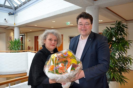 Bürgermeister Thomas Loderer gratulierte Yvonne Junginger zum Jubiläum. Seit 25 Jahren arbeitet sie in der Gemeinde- bibliothek. 	Foto: MO