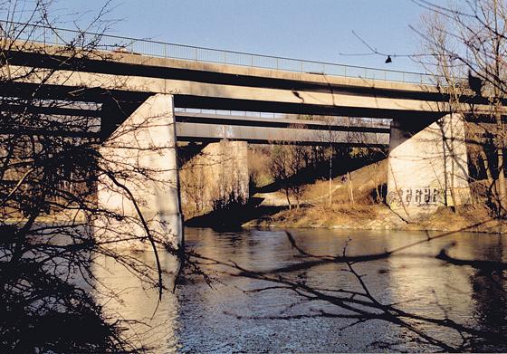 Die Leinthalerbrücke ist nur eine von vielen im Münchner Nordosten, die über die Isar führt.	Foto: Verein