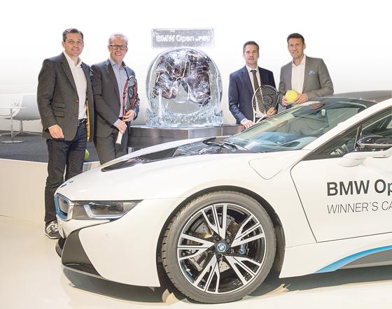 Präsentation der Siegerpreise: das Auto und die eingefrorene Lederhose. 	Foto: Gettyimages für BMW Open by FWU