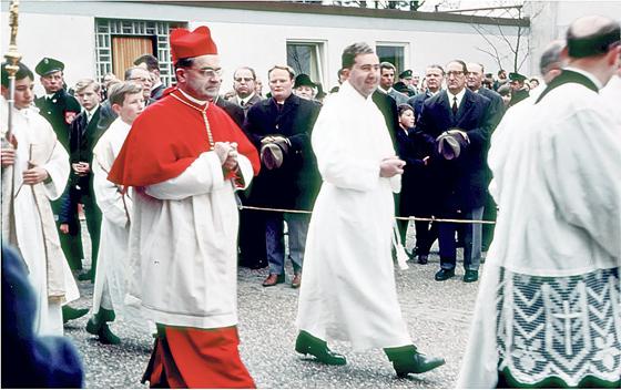 Erzbischof Julius Kardinal Döpfner weihte vor 50 Jahren die Pfarrkirche von St. Bartolomäus mit einem festlichen Gottesdienst ein. Zuvor gab es nur eine Zeltkirche.	Foto: VA