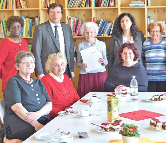 Im Kreise langjähriger Weggefährten durfte Trude Brunner (Mitte) die Auszeichnung für 70-jährige Mitgliedschaft im BRK Erding durch den Vorsitzenden Max Gotz entgegen nehmen.	Foto: dap