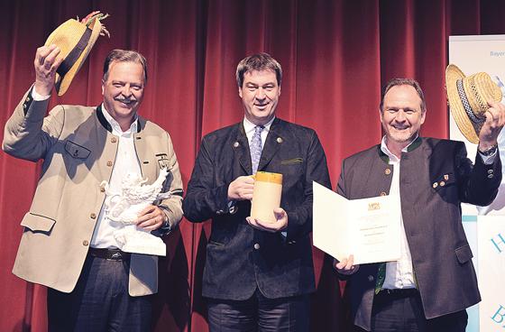 Dr. Markus Söder überreichten den Vertretern des Vereins »Die Keferloher Freunde e.V.« den »Heimatpreis Oberbayern«.  	Foto: Bayerisches Staatsministerium