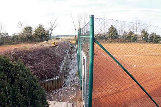 In die Jahre gekommen ist die Tennisanlage des TC Brunnthal, wer wie saniert steht allerdings noch nicht fest. 	Foto: RedB