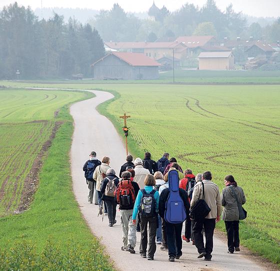 Die Teilnehmer der Wallfahrt führt ihr Weg von Höhenkirchen nach Kleinhelfendorf bei Aying. 	Foto: VA