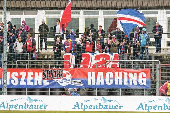 Die treuen Hachinger Fans werden derzeit nicht gerade verwöhnt: Zum dritten Mal in Folge gab es im Sportpark ein Unentschieden zu sehen.	Fotos: Christian Riedel