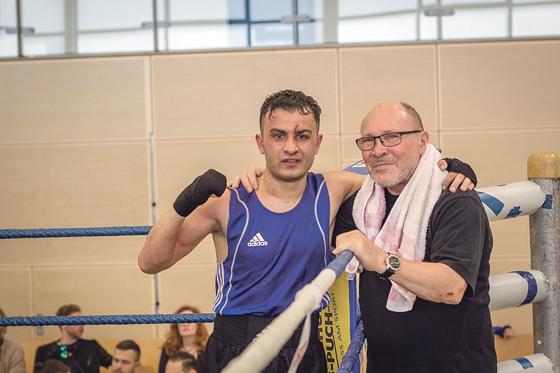 Ein erfolgreiches Duo: Seleman Zadran mit seinem Trainer Helmut Felixberger.  	Foto: Kampfsportgemeinschaft