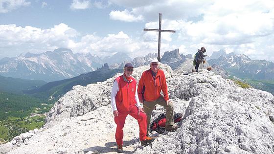 Anton Hirth (li.) und Anton Eckert bei ihrer Spurensuche in den Alpen.	Foto: VA