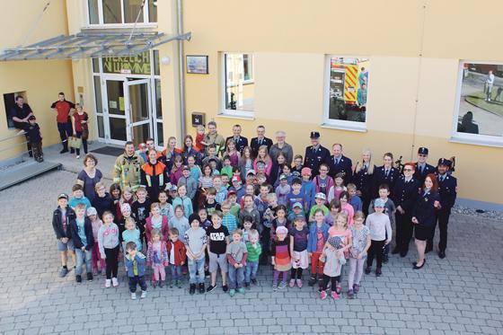 70 Schüler der Steinhöringer Grundschule absolvierten den Lehrgang zum Brandschutz.	 Foto: Kreisbrandinspektion