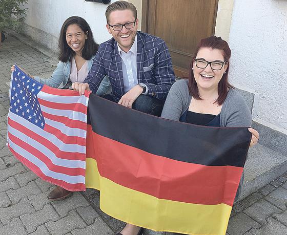 Voller Vorfreude auf die USA: Susan (links) und Sina mit MdB Wolfgang Stefinger. 	                   Foto: Büro Dr. Stefinger