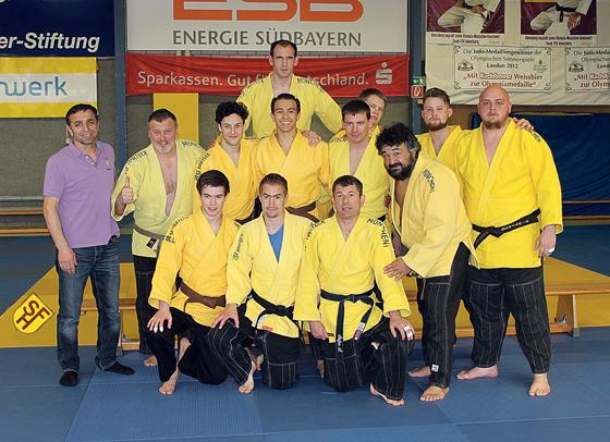 Am Mannschaftszusammenhalt fehlt es nicht: Die Hartecker G-Judokas.	Foto: Verein