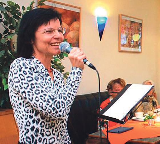 Margarete Jäger singt Gospelsongs und erzählt spannende Geheimnisse zu den Liedern. 	Foto: VA