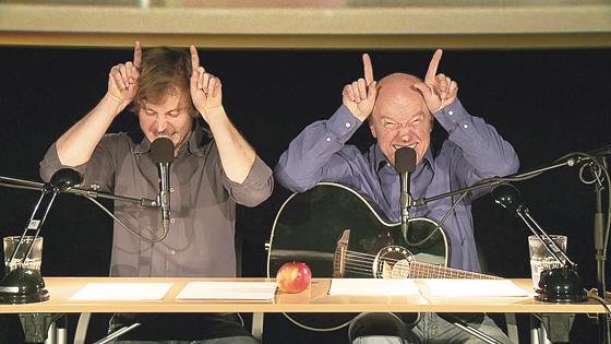 Stefan Murr und Heinz-Josef Braun erwecken den lustigen Insektenkrimi »Die Kakerlaken-Mafia« zum Leben.	Foto: VA