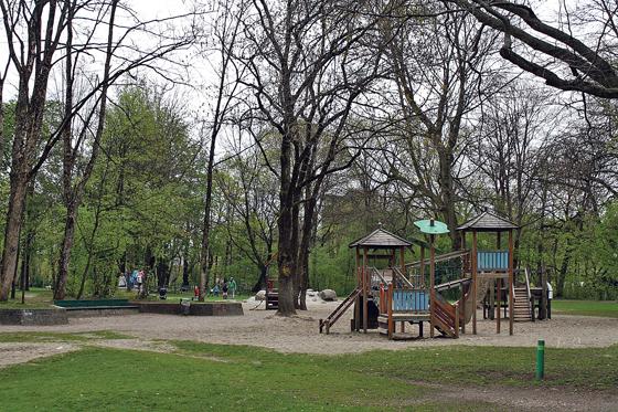 Bislang orientiert sich der Spielplatz am Kronepark an den Bedürfnissen kleiner Kinder. Die Stadt will dort nun auch Flächen für Jugendliche schaffen.	Foto: js