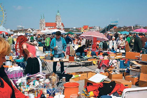 Der Riesenflohmarkt am Fuße der Bavaria bildet den Auftakt zum Frühlingsfest und lockt jährlich tausende von Besuchern an. 	Foto: Usien / Wikipedia CC BY-SA 3.0