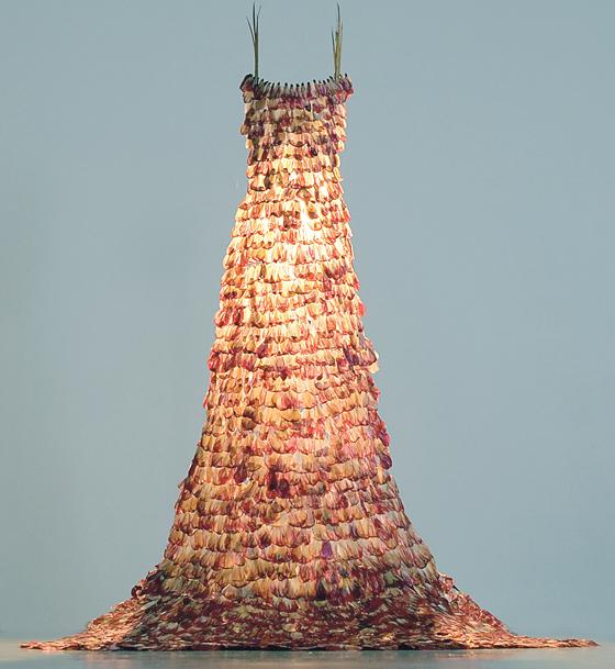 Dieses Kleidfragment ist aus Tulpenblütenblättern gefertigt worden. Es misst 200 mal 150 Zentimeter.	Foto: VA