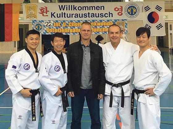 Rund 200 Personen nutzten das Angebot des SV-DJk Taufkirchen am Lehrgang mit Großmeister Chang, Jae-Hee und anderen teilnehmen zu können.  	Foto: Privat