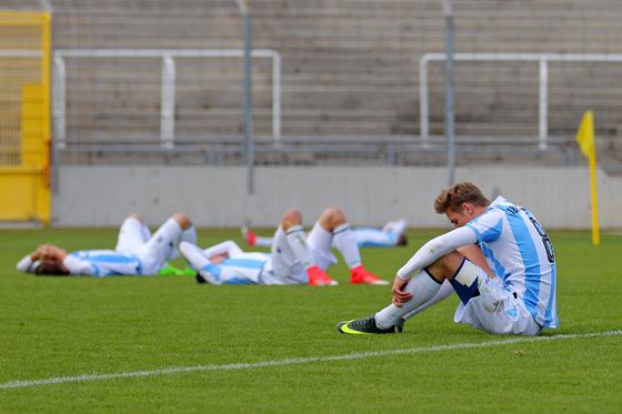 Enttäuschung pur: U19-Junglöwen nach dem späten Ausgleich. Foto: Anne Wild