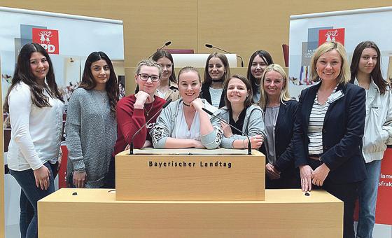 4 Schülerinnen der Realschule Vaterstetten haben beim Mädchenparlament der SPD-Landtagsfraktion teilgenommen. F. oh
