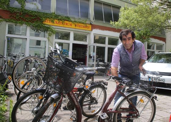 Oguz Lüle aus Haidhausen sucht noch Fahrräder, um sie dann an Bedürftige zu verlosen.	Foto: Michael Lucan