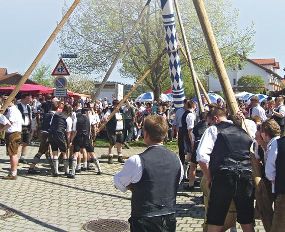 Auch in Kirchseeon-Dorf wird am 1. Mai mit Manneskraft die neue Dorfzierde aufgestellt.	Foto: FW Kirchseeon-Dorf