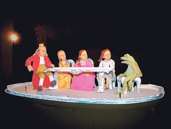 Sehenswert: Das bekannte Märchen vom Froschkönig als  Miniaturentheater mit Stofffiguren.	Foto: VA