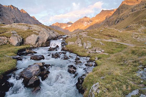 Bettina Haas präsentiert den »Wilde-Wasser-Weg« in den Stubaier Alpen.	Foto: VA