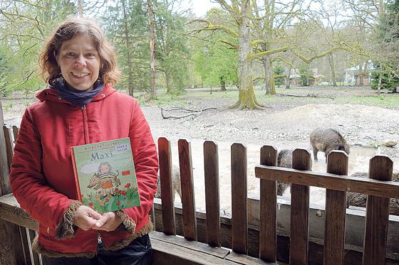 Kinderbuchexpertin Ute Kapuschinski von der Gemeindebibliothek Grünwald freut sich auf viele kleine Tierfreunde bei der Lesung mit den Wildschweinen. 	Foto: hw