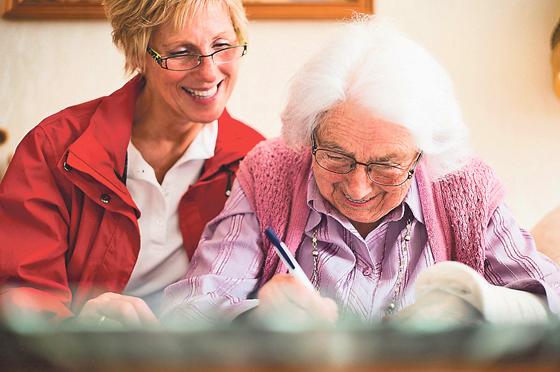 Die Johanniter bilden an Wochenenden Seniorenbegleiter und Demenzhelfer  aus.	Foto: Johanniter