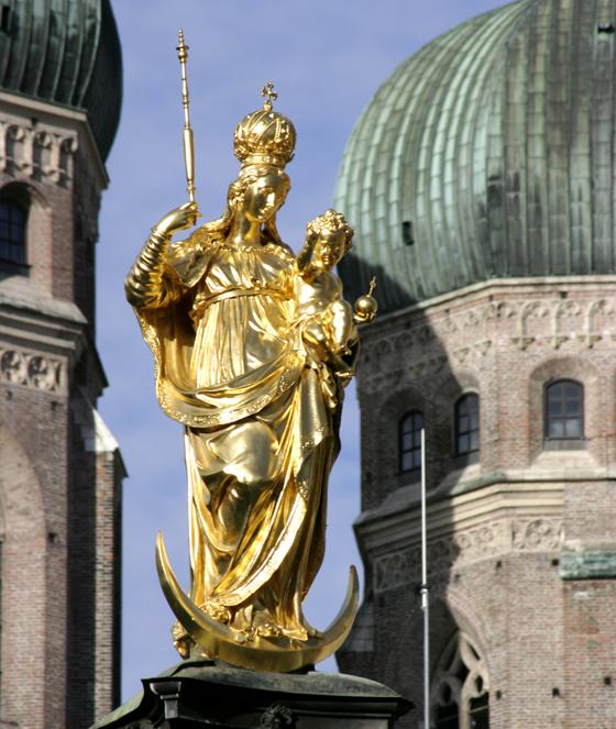 Sie steht am Wochenende einmal mehr im Mittelpunkt: Die Mariensäule vor dem Münchner Rathaus. Foto: Munich_Maria_Column