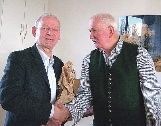 Der neue Vorsitzende Hermann Breitenberger (rechts) dankte seinem Vorgänger Karlheinz Jacobs.	Foto: Verein