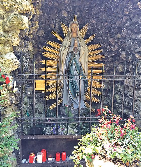 Die Marienfigur der Grotte wurde fachgerecht restauriert und erstrahlt nun im neuen Glanz. 	Foto: Stadtteilarchiv Trudering