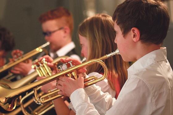Die jungen Blechbläser St. Korbinian präsentieren am Schnuppertag ihre Instrumente.	F.: Musikschule Unterhaching e. V.