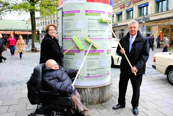 Zum Start der Kampagne haben Christine Strobl, Oswald Utz und Dieter Reiter die ersten Plakate geklebt.	Foto: Robert Bösl