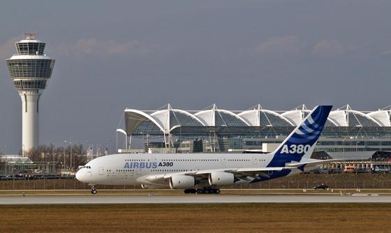 Der Münchner Flughafen war der erste in Europa, auf dem das größte Verkehrsflugzeug der Welt, der Airbus A380, abgefertigt werden durfte. Das steht auch für eine Entwicklung hin zu immer größeren Maschinen. 	Foto: FMG (Friedel)