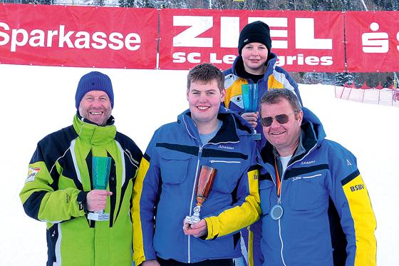 Fabian Bachmair (hinten), Erich Grau (vorne r.), Benedikt Bachmair (vorne Mitte) und Martin Bachmair sind eine erfolgreiche Saison gefahren.	F.: privat