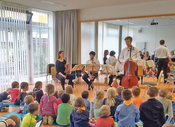 Aufmerksam und gespannt ließen sich die kleinen Zuhörer vom Streichquartett der Münchner Philharmoniker das Zusammenspiel erklären.	Foto: MVHS