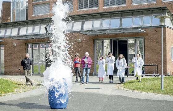 Chemische Reaktion beim Tag der offenen Tür in der Bayerischen Akademie der Wissenschaften.	Foto: VA