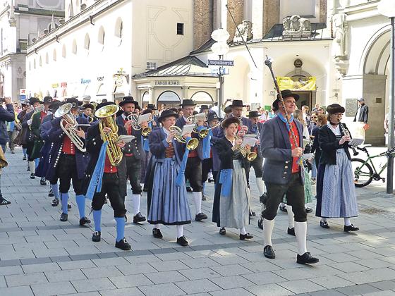Die Gemeinschaft der Musikkapellen Gelting und Poing begleitete die Pilger aus dem Bistum Augsburg musikalisch vom Stachus zum Marienplatz.	Foto: Georg Rittler