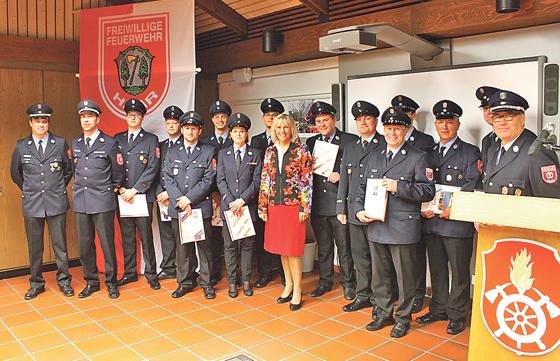 Haarer Bürgermeisterin Gabriele Müller mit den Haarer  Feuerwehrlern.	Foto: privat