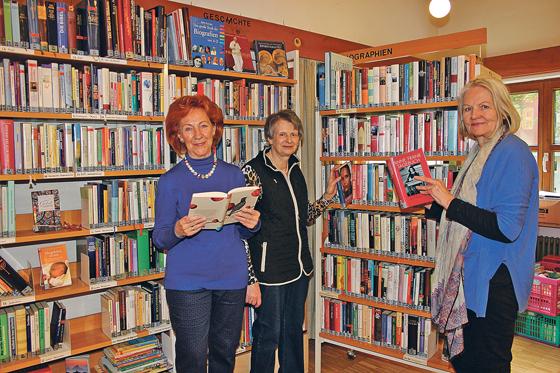 Christine Hartig, Hannelore Neugebauer und Christine Lauerer engagieren sich teils seit Jahrzehnten ehrenamtlich in der Bücherei der Vaterunserkirche. 	Foto: ahi