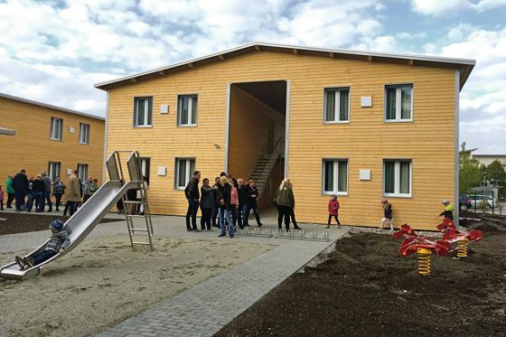 Die Holzhäuser mit Kinderspielplatz bieten Platz für 64 Bewohner. Foto: LRA München