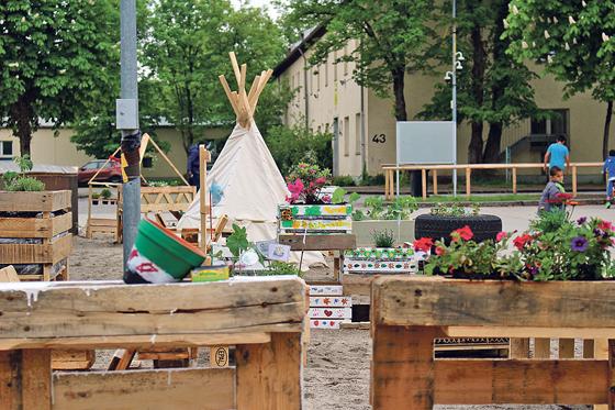 Bei einem einwöchigen Urban-Gardening-Projekt wurde der Innenhof der Bayernkaserne neu gestaltet. Das Ergebnis kann man bei der Abschlussfeier bestaunen.	Foto: LOK Arrival