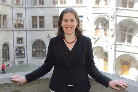 Verena Dietl auf dem »kleinen Rathausbalkon« der SPD-Fraktion.	Foto: Anne Wild