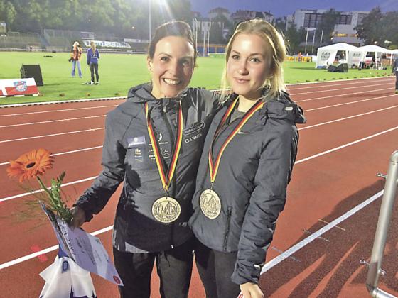 Marina Rappold (rechts) von der LG Sempt ist über 10.000 Metern die zweitschnellste Deutsche unter 23 Jahren. Links Sabrina Mockenhaupt, die 2012 an den Olympischen Spielen in London teilgenommen hatte.	Foto: LG Sempt