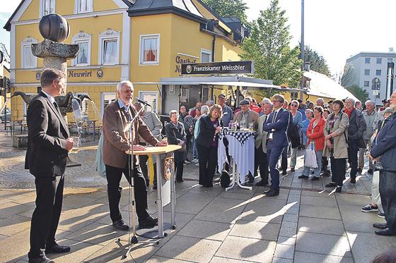 Durch Regenschauer unterbrochen, konnte die Gedenkfeier zu Ehren von Garchings ehemaligen Bürgermeisters Helmut Karl doch noch draußen ausklingen. 	Foto: Gemeinde
